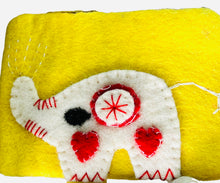 Load image into Gallery viewer, Felt change purse